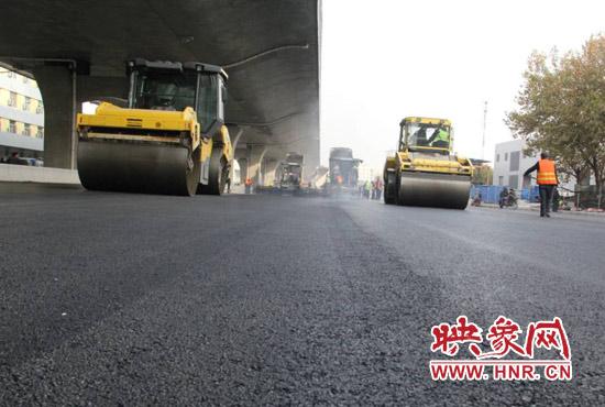 郑州农业路高架地面层沥青开始铺装 附属设施逐步安装 