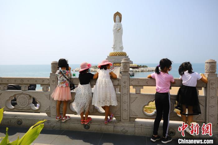  4月6日，几名小朋友在三亚南山景区游览。陈文武 摄
