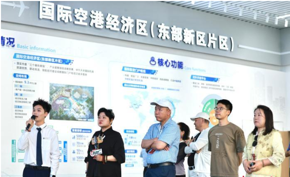 海外华媒走进成都东部新区 感受成都发展新动能